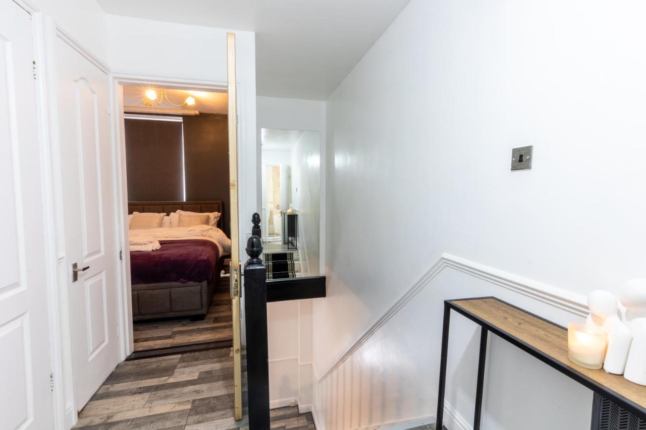 The Stratford Victoria Villa London Exterior photo