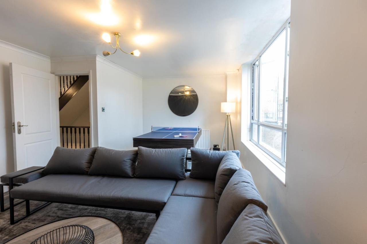 The Stratford Victoria Villa London Exterior photo