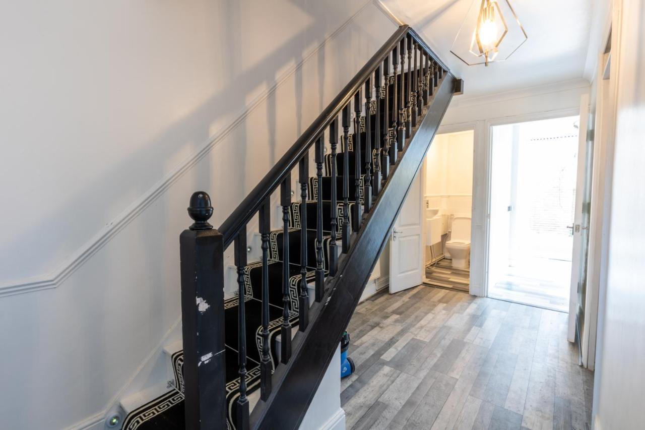 The Stratford Victoria Villa London Exterior photo
